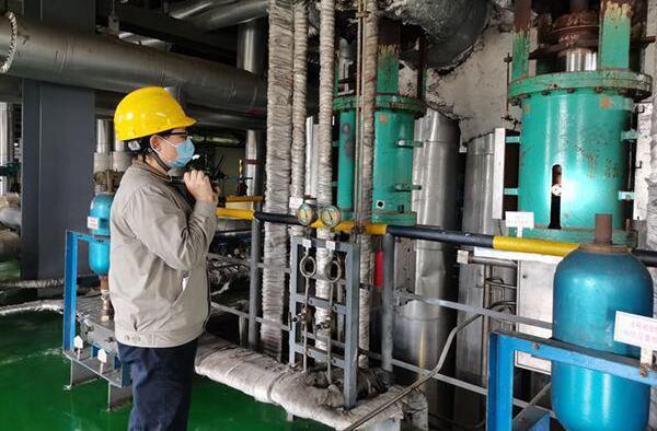 圖為運(yùn)行人員查看閥門活動試驗情況